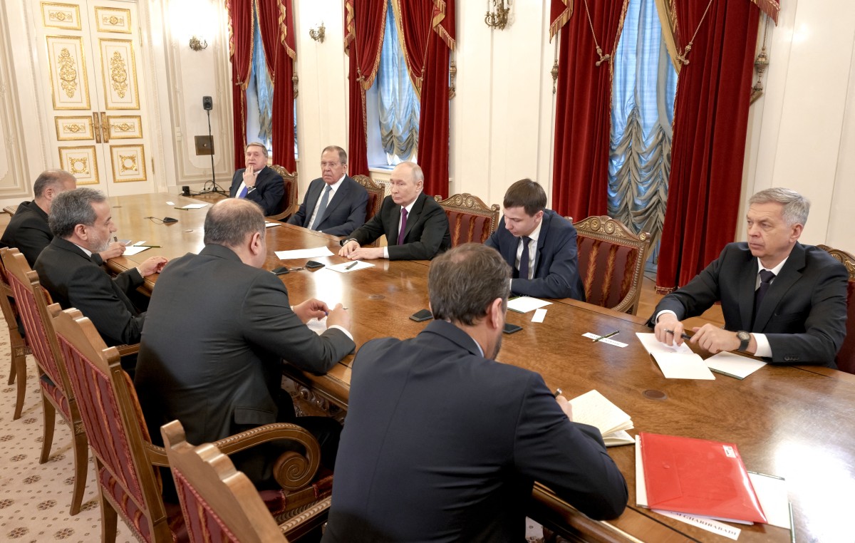 بوتين وعراقجي. (أ ف ب)