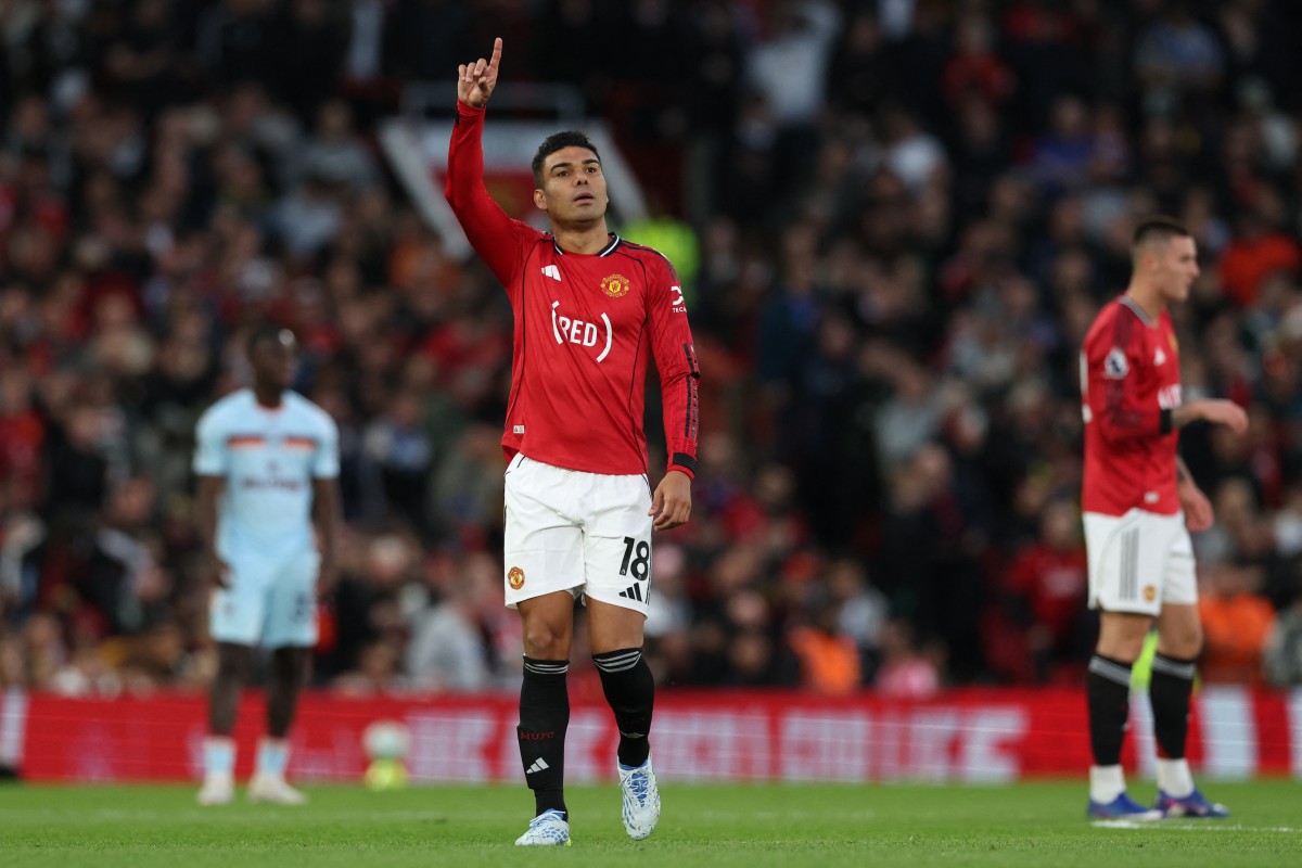 كاسيميرو يحتفل بهدفه في مرمى برنتفورد. (أ ف ب)