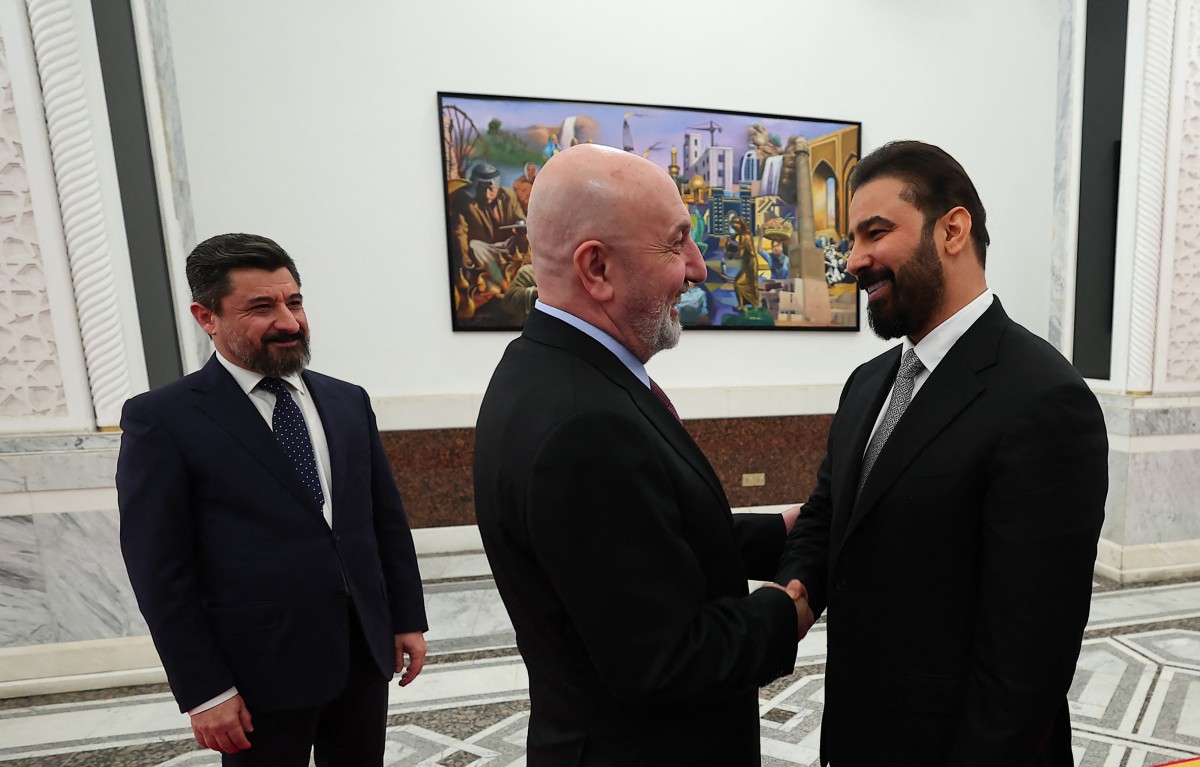 الرئيس العراقي نزار أميدي يصافح رئيس الوزراء المكلف علي الزيدي في القصر الرئاسي في بغداد. (أ ف ب)