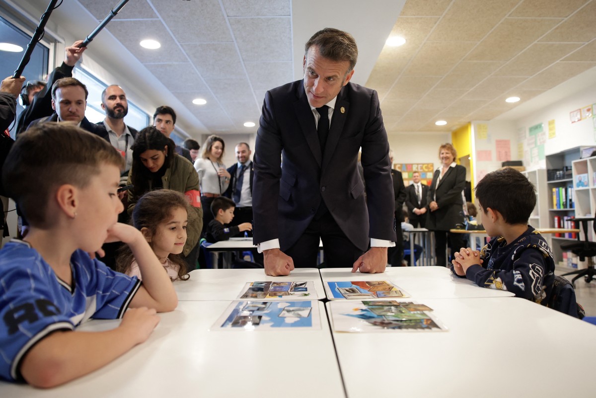 ماكرون خلال زيارته إحدى المدارس في إمارة أندورا. (أ ف ب)