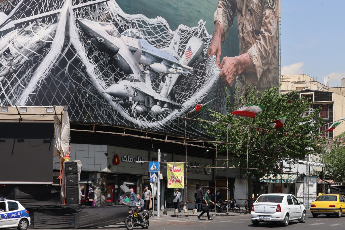 جدارية كبيرة في طهران. (أ ف ب)