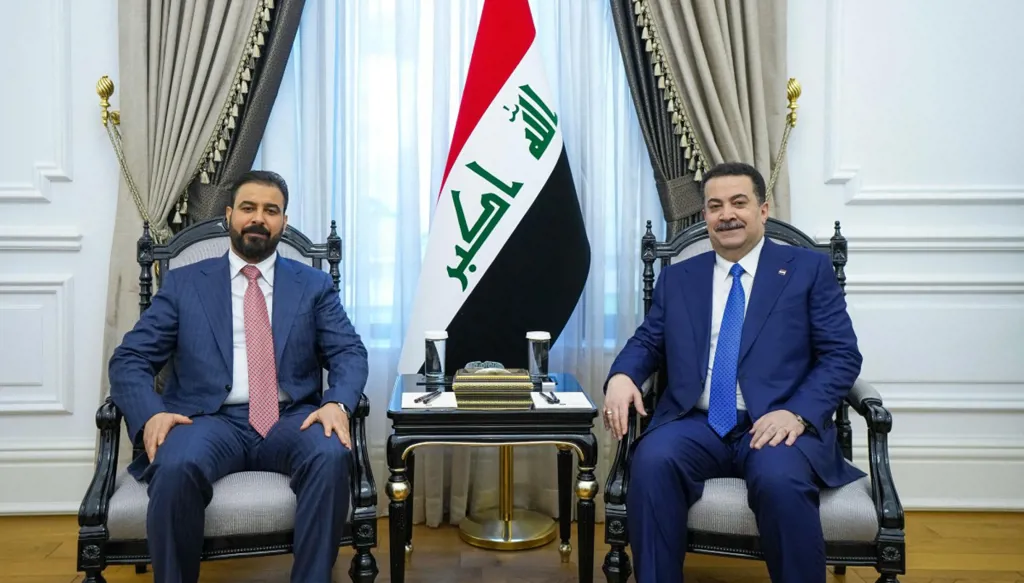 رئيس الوزراء العراقي المنتهية ولايته محمد شياع السوداني ورئيس الوزراء المكلف الجديد علي الزيدي في قصر الحكومة في بغداد (أ ف ب). 