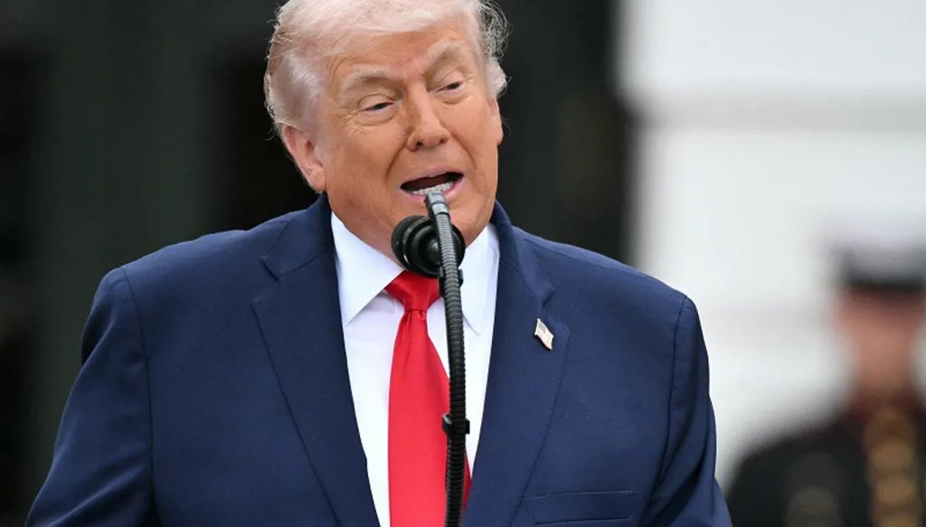 ترامب يطيل أمد حصار إيران… هل يرتد هذا القرار عليه داخلياً؟