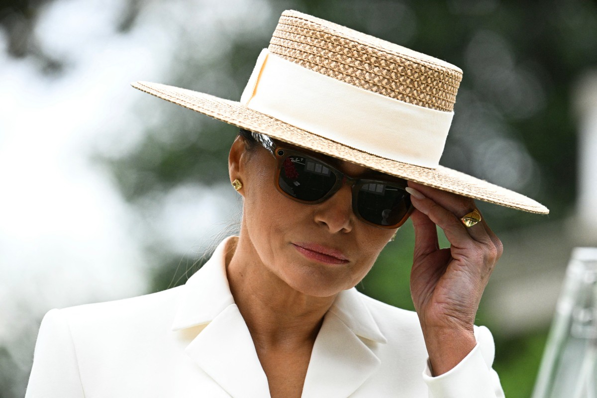 ميلانيا ترامب تضع نظارات راي بان ميتا في استقبال الملك تشارلز والملكة كاميلا (أ.ف.ب)