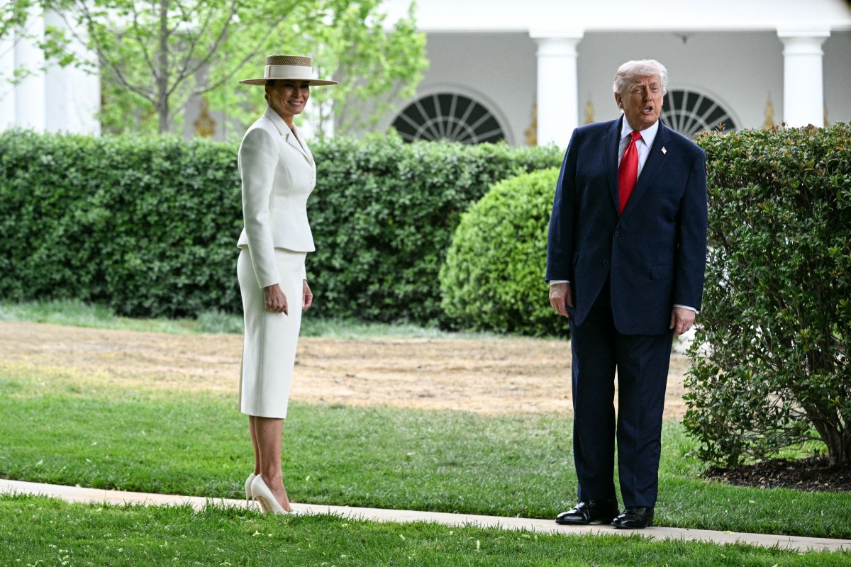 ميلانيا ترامب والرئيس دونالد ترامب في حديقة البيت الأبيض بإنتظار الملك تشارلز والملكة كاميلا (أ.ف.ب)