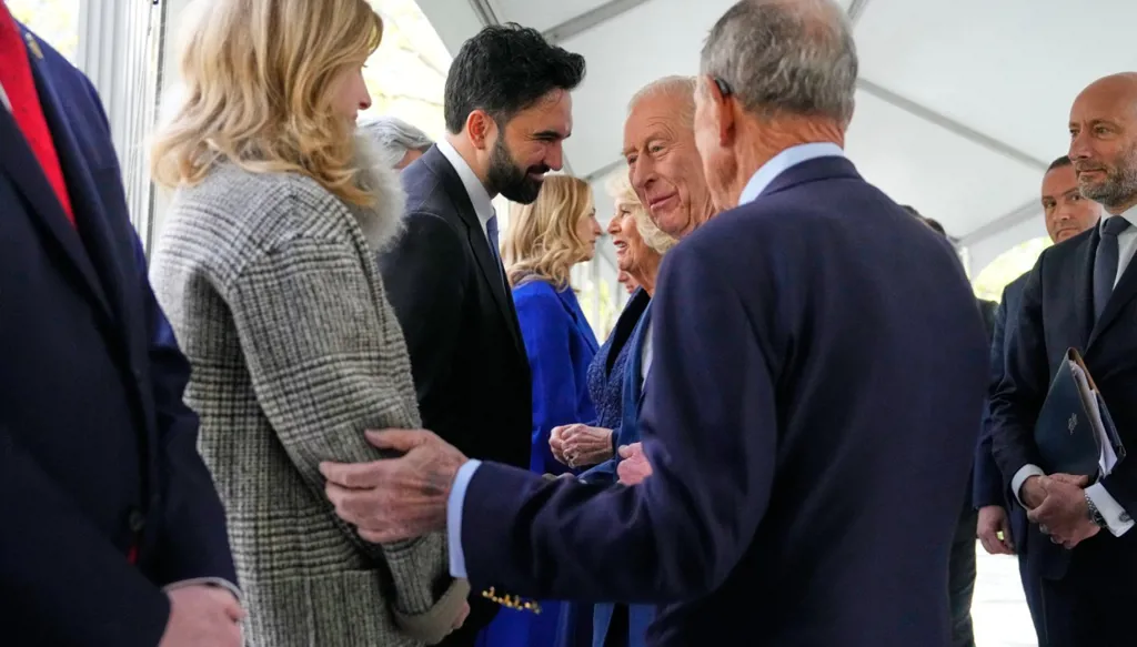 زهران ممداني والملك تشارلز (أ ف ب). 