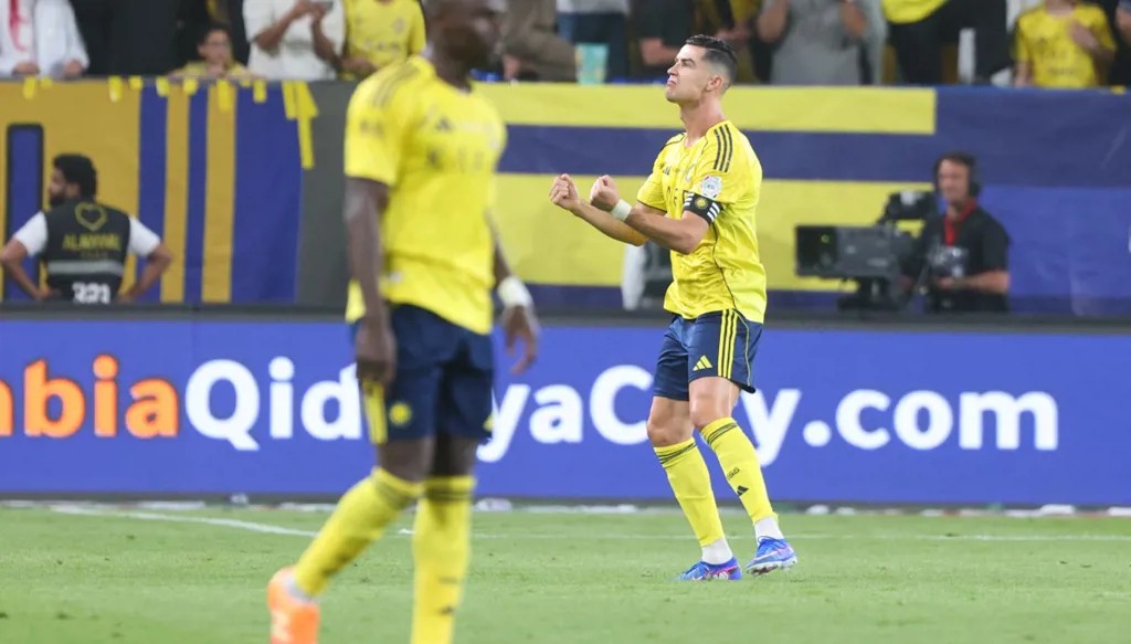 كريستيانو رونالدو لأول لقب مع النصر في الدوري السعودي. (حساب النصر على إكس)