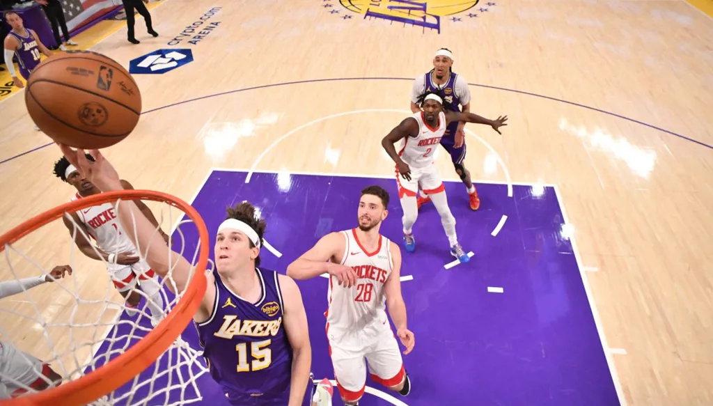 ليكرز يفشل في التأهل وبيستونز يؤجل الحسم في "بلاي أوف"