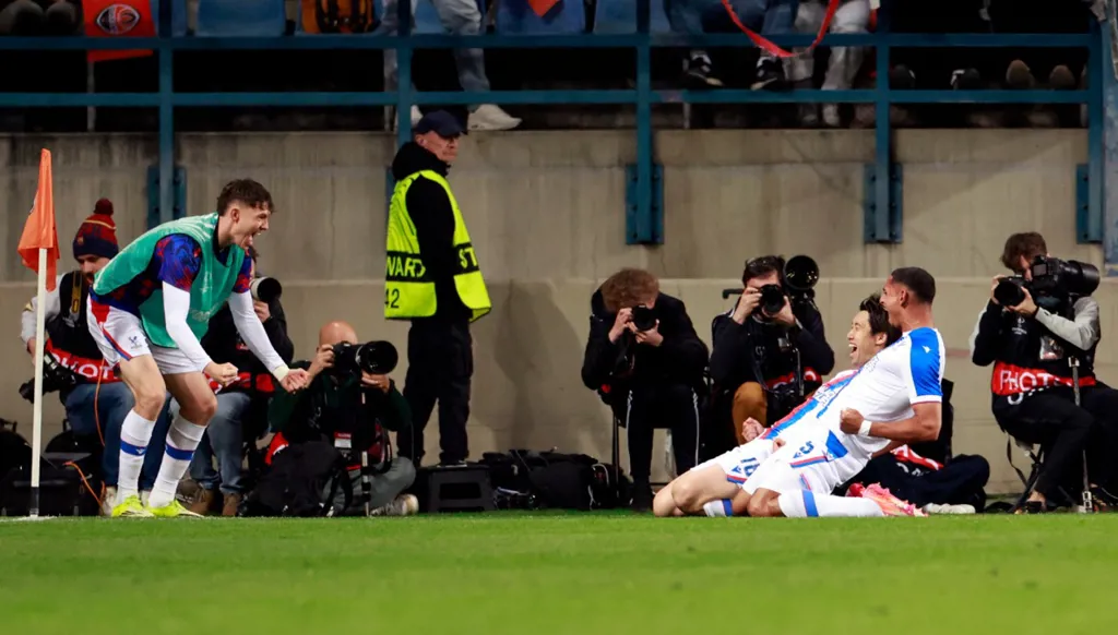 كريستال بالاس يقترب وفايكانو يُحقق المطلوب في دوري المؤتمر الأوروبي