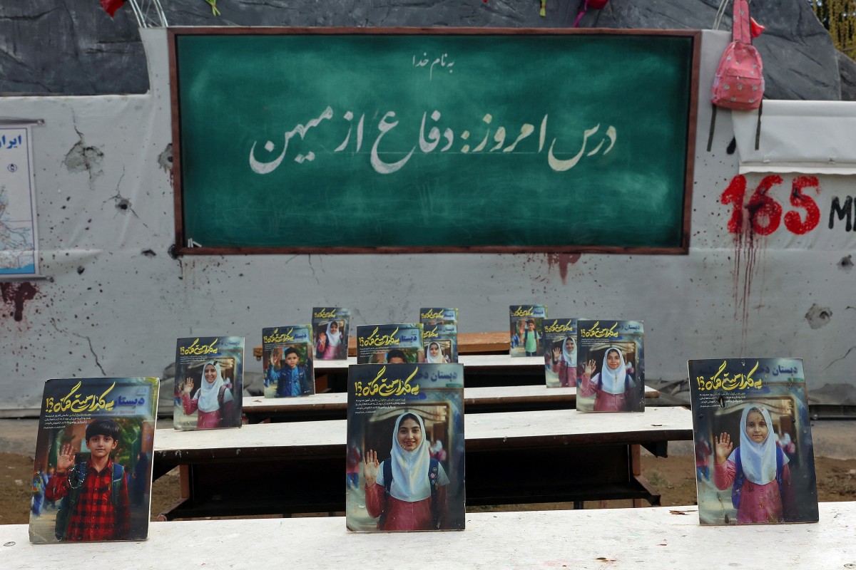 نُصب تذكاري يصور فصلاً دراسياً رمزياً يمثل تلاميذ مدرسة ميناب، في إحدى ساحات طهران (أ ف ب)