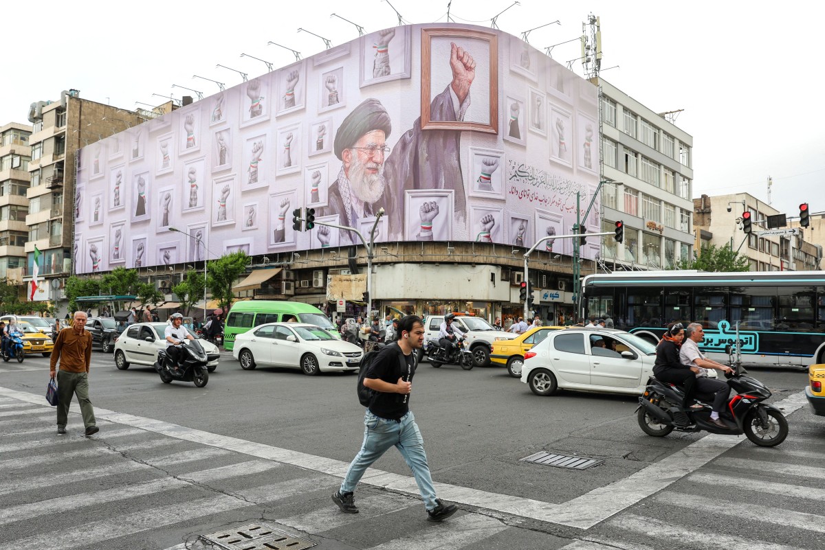 جدارية كبيرة في طهران. (أ ف ب)