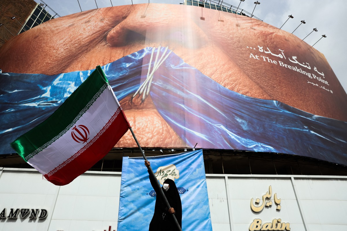 جدارية في طهران. (أ ف ب)