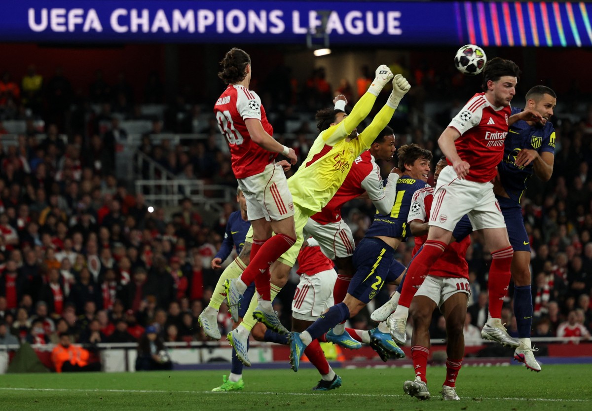 دافيد رايا يتصدّى لإحدى الكرات خلال مباراة أرسنال وأتلتيكو مدريد في دوري أبطال أوروبا. (أ ف ب)