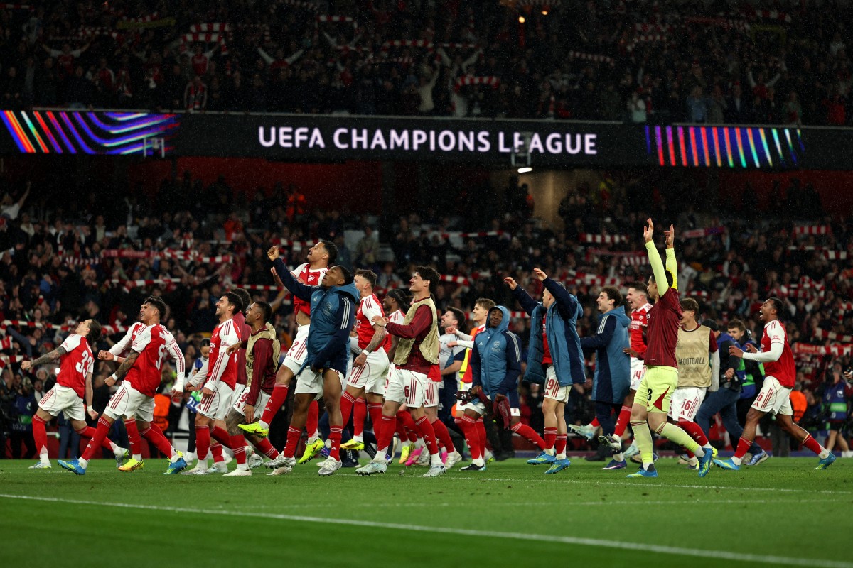 لاعبو أرسنال يحتفلون بالتأهل إلى نهائي دوري أبطال أوروبا. (أ ف ب)