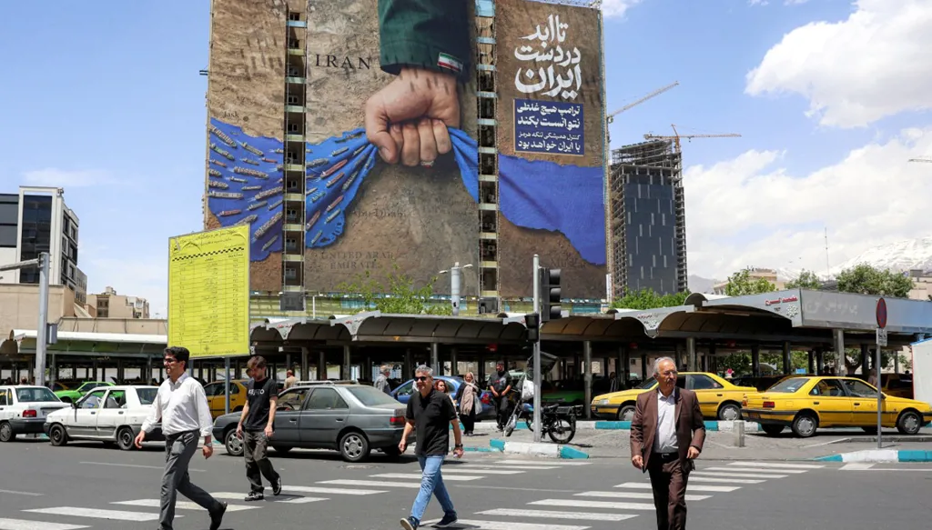 الإيرانيون في "المنطقة الرماديّة"... كيف يعيشون بين شبح الحرب وأمل الاتّفاق؟