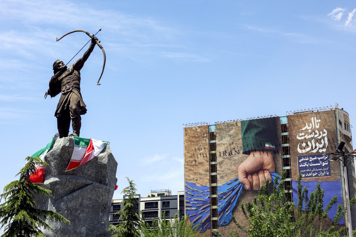 جدارية في طهران. (أ ف ب)