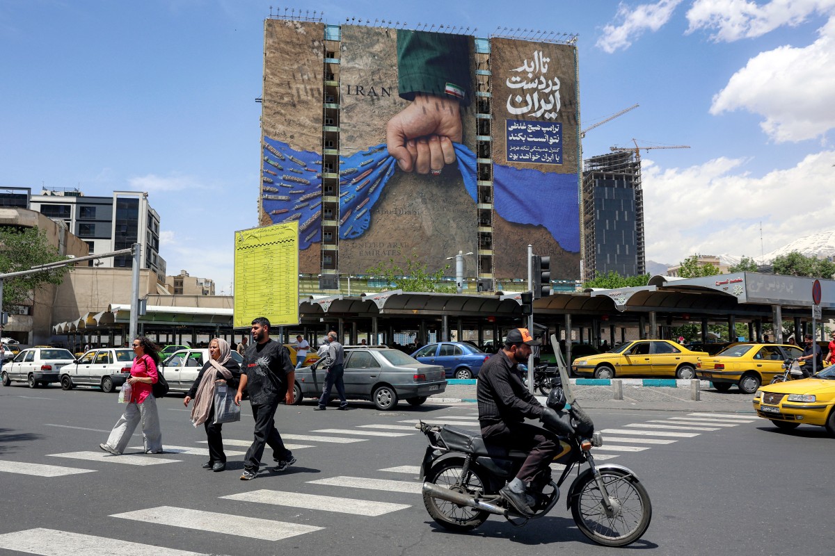 جدارية في طهران. (أ ف ب)