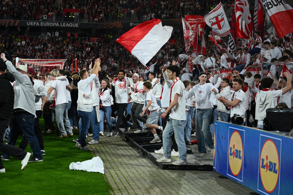 جمهور فرايبورغ يحتفل بتأهل فريقه إلى نهائي الدوري الأوروبي في الملعب. (أ ف ب)