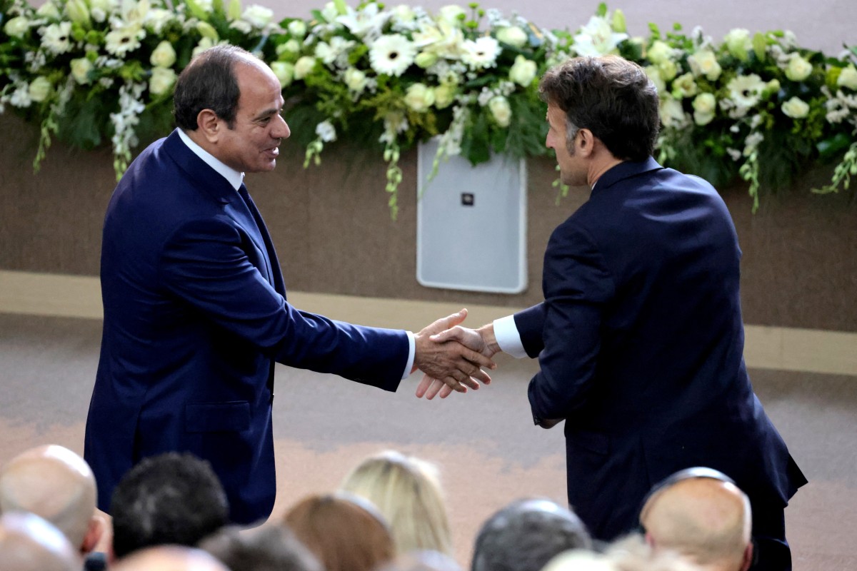 الرئيس المصري عبد الفتاح السيسي يستقبل الرئيس الفرنسي إيمانويل ماكرون خلال افتتاح الحرم الجديد لجامعة سنغور في برج العرب قرب الإسكندرية. (أ ف ب)