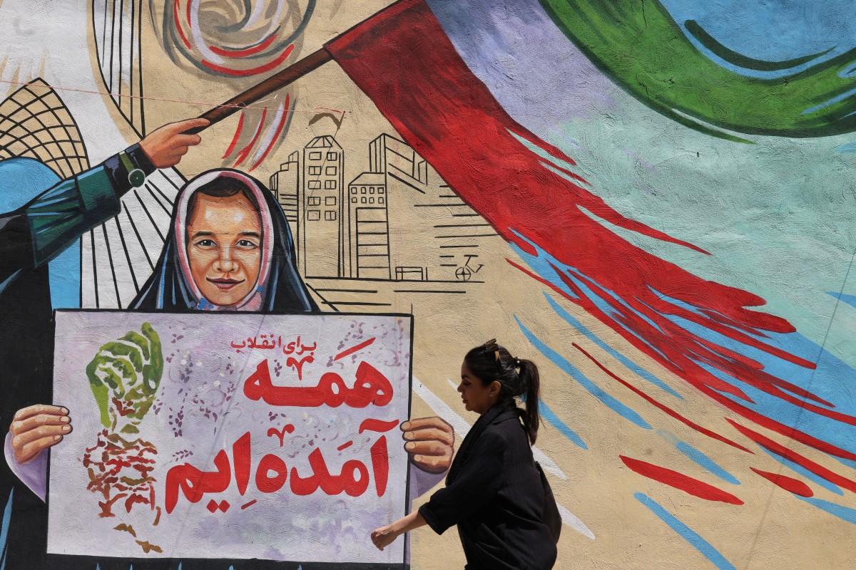 جدارية في طهران دعماً للنظام الإيراني (أ ف ب).