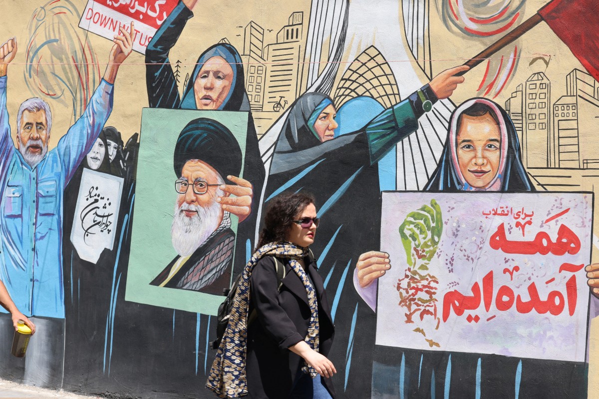 جدارية في طهران. (أ ف ب)