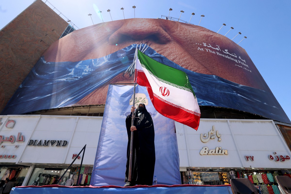 جدارية في طهران. (أ ف ب)