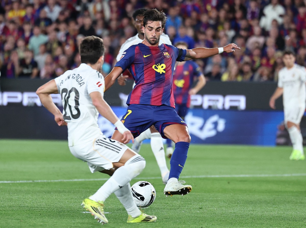 من مباراة برشلونة ضد ريال مدريد في الكلاسيكو. (أ ف ب)