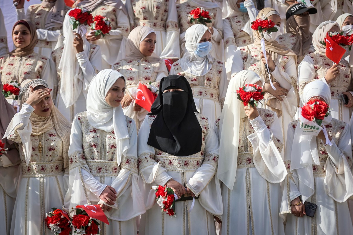 حفل زفاف جماعي في غزة (أ ف ب). 