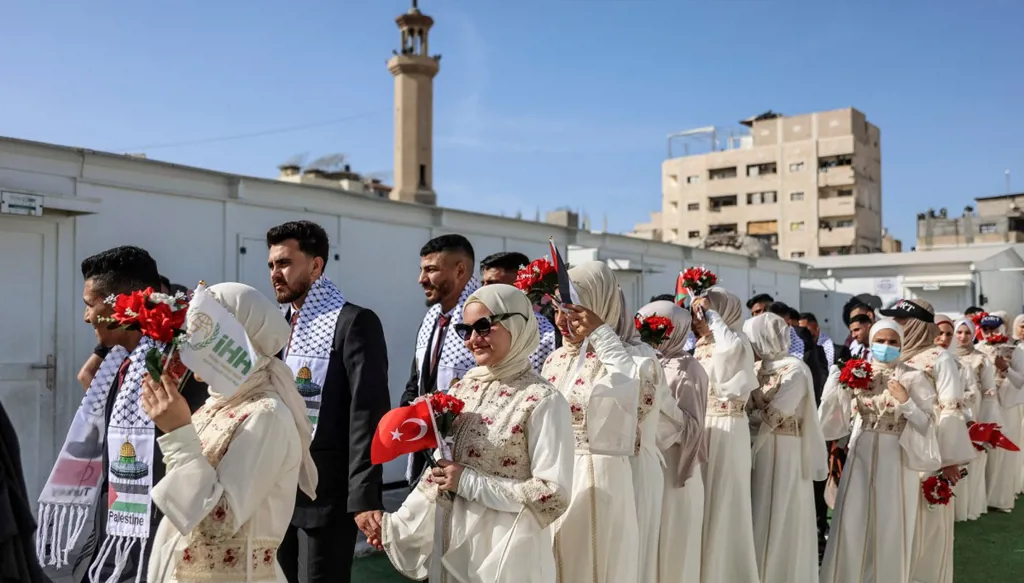 حفل زفاف جماعي في غزة (أ ف ب). 