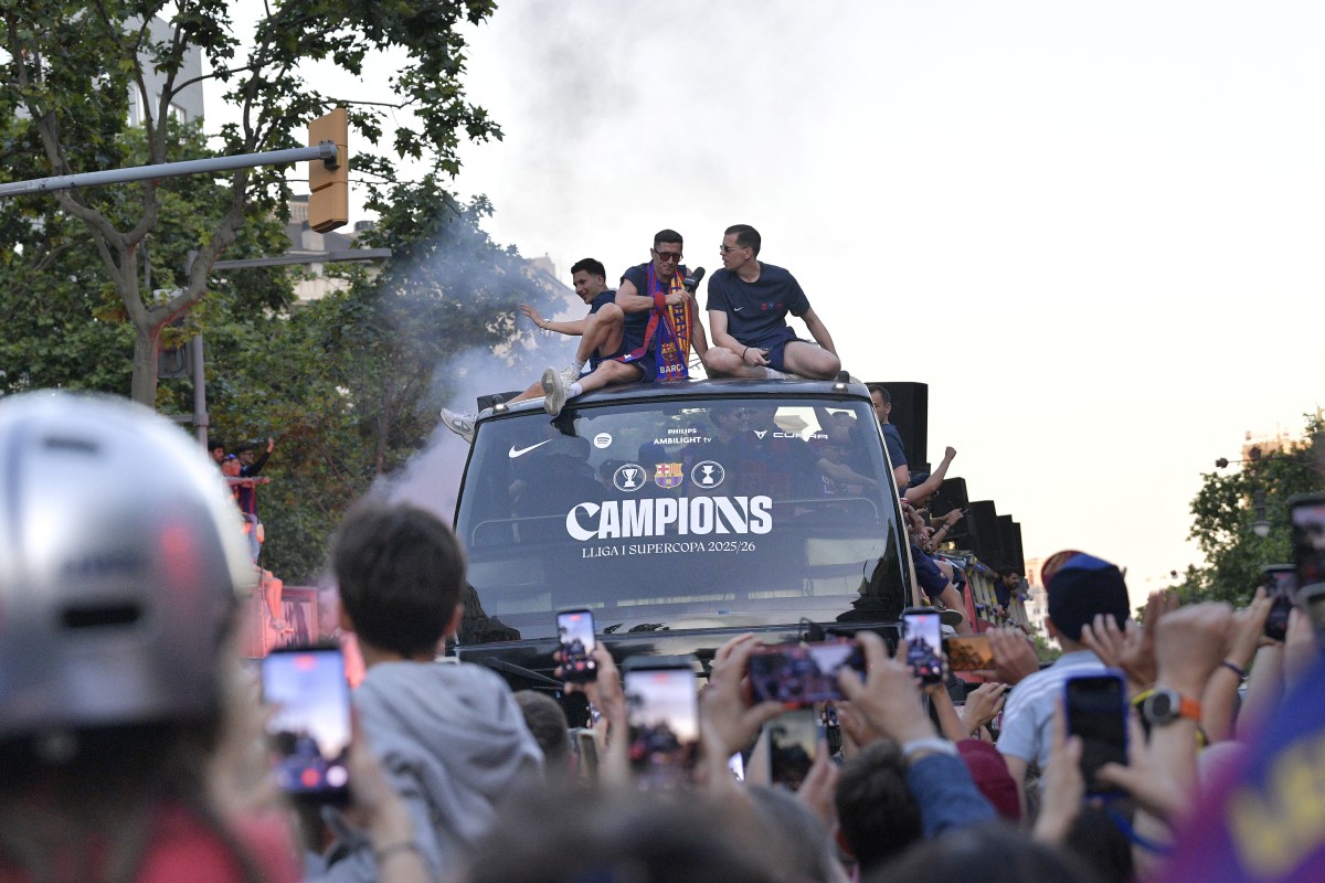 ليفاندوفسكي يحتفل مع جمهور برشلونة بلقب الدوري الإسباني. (أ ف ب)