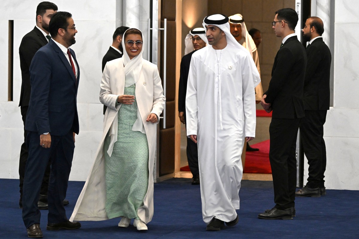 وزيرة الدولة في وزارة الخارجية الإماراتية نورة الكعبي ووزير التجارة الخارجية الإماراتي ثاني الزيودي خلال وصولهما إلى اليوم الثاني من ملتقى الاستثمار السوري الإماراتي الأول في قصر الشعب بدمشق. (أ ف ب)