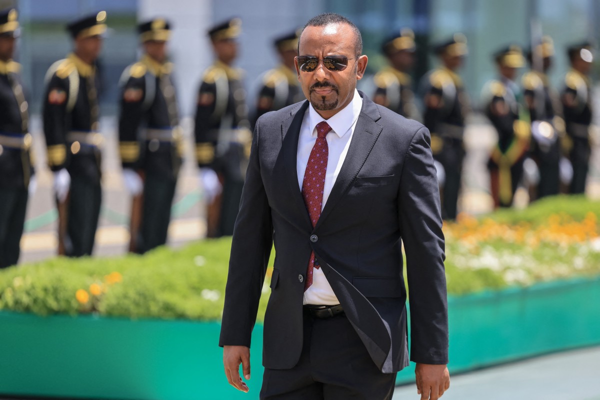 رئيس الوزراء الإثيوبي آبي أحمد يصل لاستقبال الرئيس الفرنسي إيمانويل ماكرون في مطار بولي الدولي بأديس أبابا، في 13 أيار/مايو 2026. (أ ف ب)