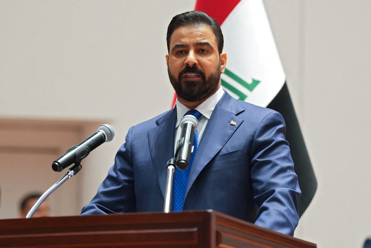 رئيس الحكومة العراقية علي الزيدي مخاطباً البرلمان خلال جلسة منح الثقة. (أ ف ب)