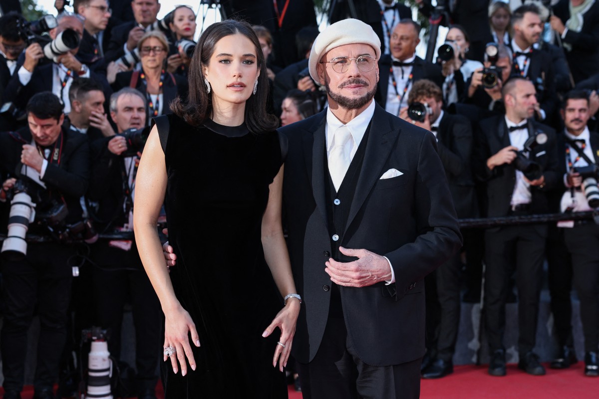 جون ترافولتا وابنته ابنته إيلا بلو ترافولتا في مهرجان كان السينمائي (أ ف ب)