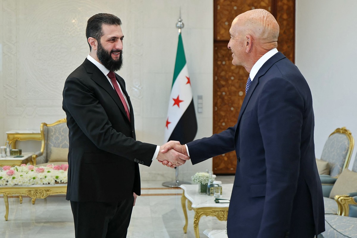 الرئيس السوري أحمد الشرع يصافح الديبلوماسي الأميركي توم براك قبل اجتماعهما في قصر الشعب بدمشق، 16 أيار/مايو 2026. (سانا/أ ف ب)