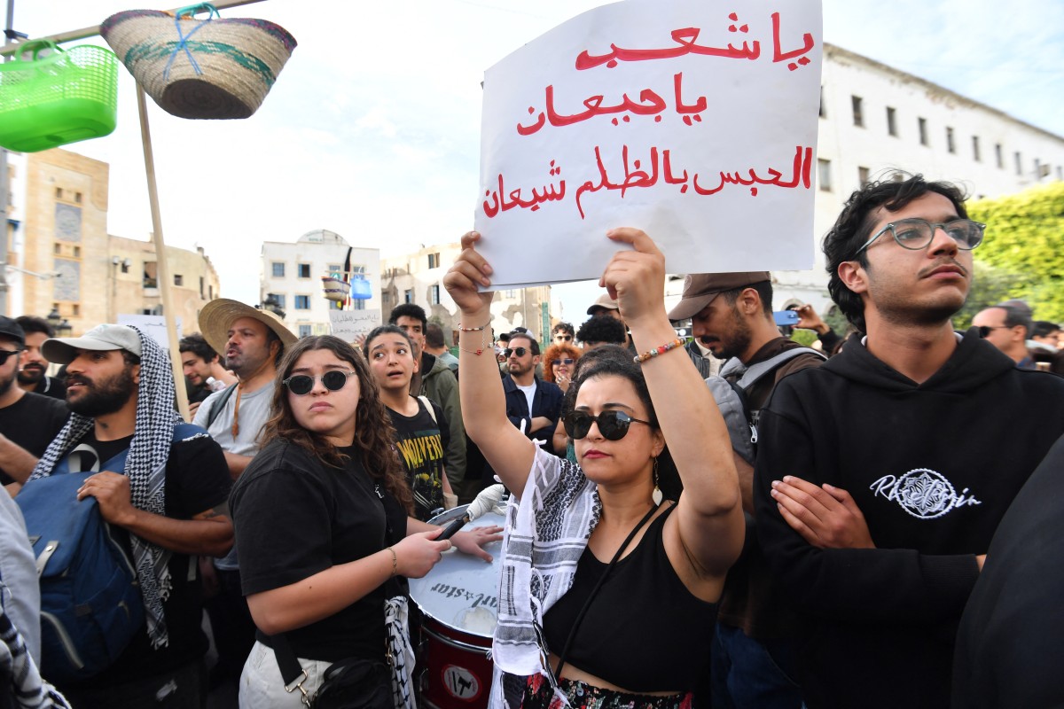 تونسيون يتظاهرون في العاصمة تونس، مطالبين بالإفراج عن جميع أعضاء المعارضة، 16 أيار/مايو 2026. (أ ف ب)