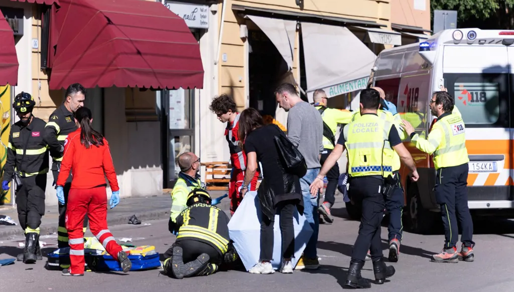 بالفيديو- حادث دهس في إيطاليا وتحطيم واجهة متجر