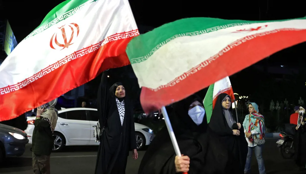 كان يُقيم في الولايات المتحدة... طهران تفرج عن إيراني بعد سجنه عشر سنوات