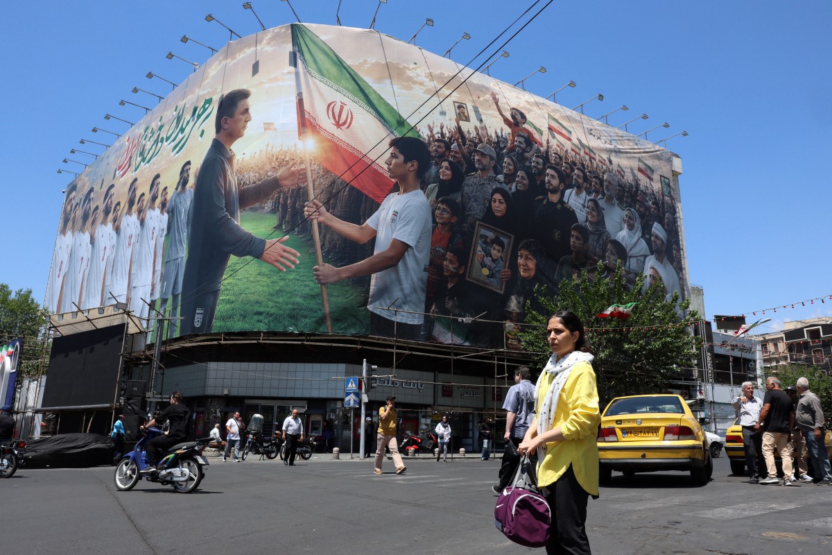 جدارية في طهران. (أ ف ب)