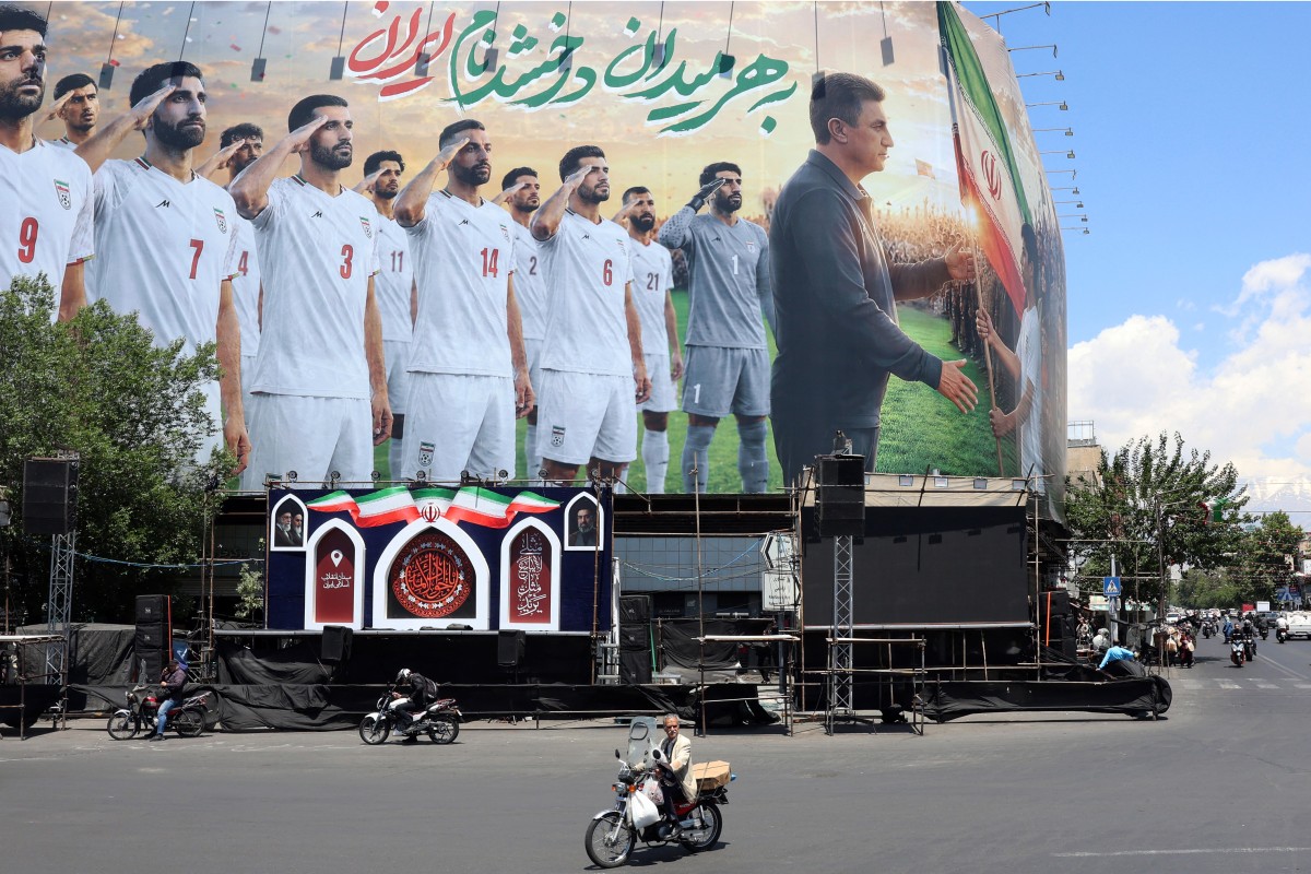 جدارية في طهران. (أ ف ب)