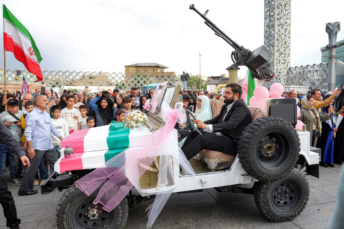 زفافات جماعية بطابع حربي في طهران (أ ف ب). 