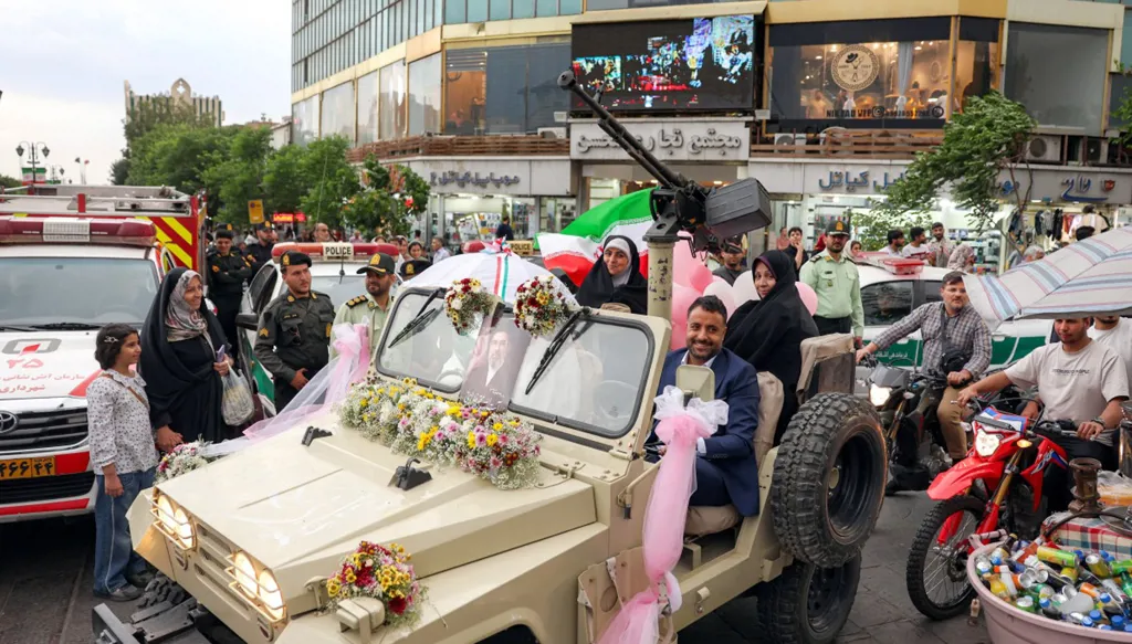 زفافات جماعية بطابع حربي في طهران (أ ف ب). 
