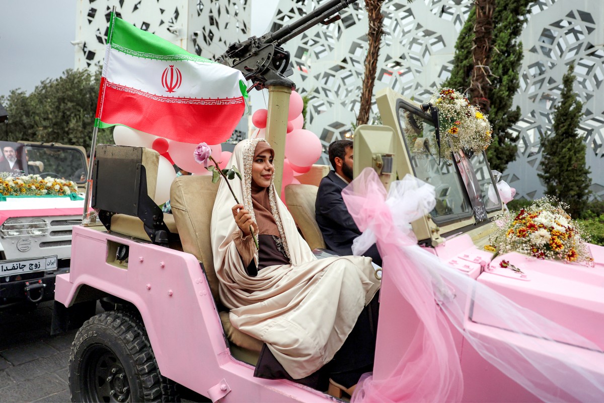 عرس جماعي في طهران (أ ف ب).