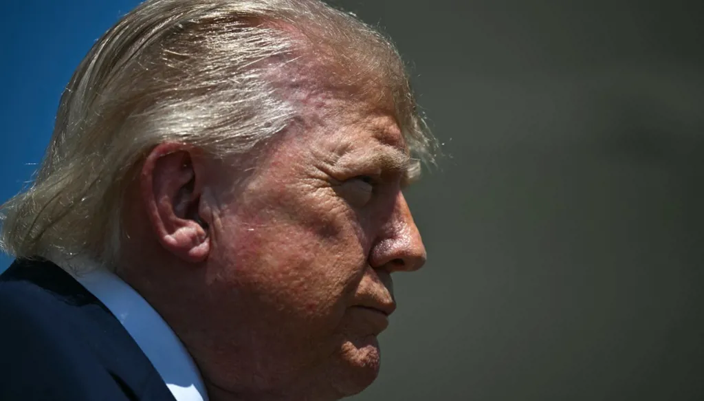 Trump met en garde l'Iran contre de nouvelles frappes alors que les négociations nucléaires atteignent leurs dernières étapes, intensifiant les tensions.