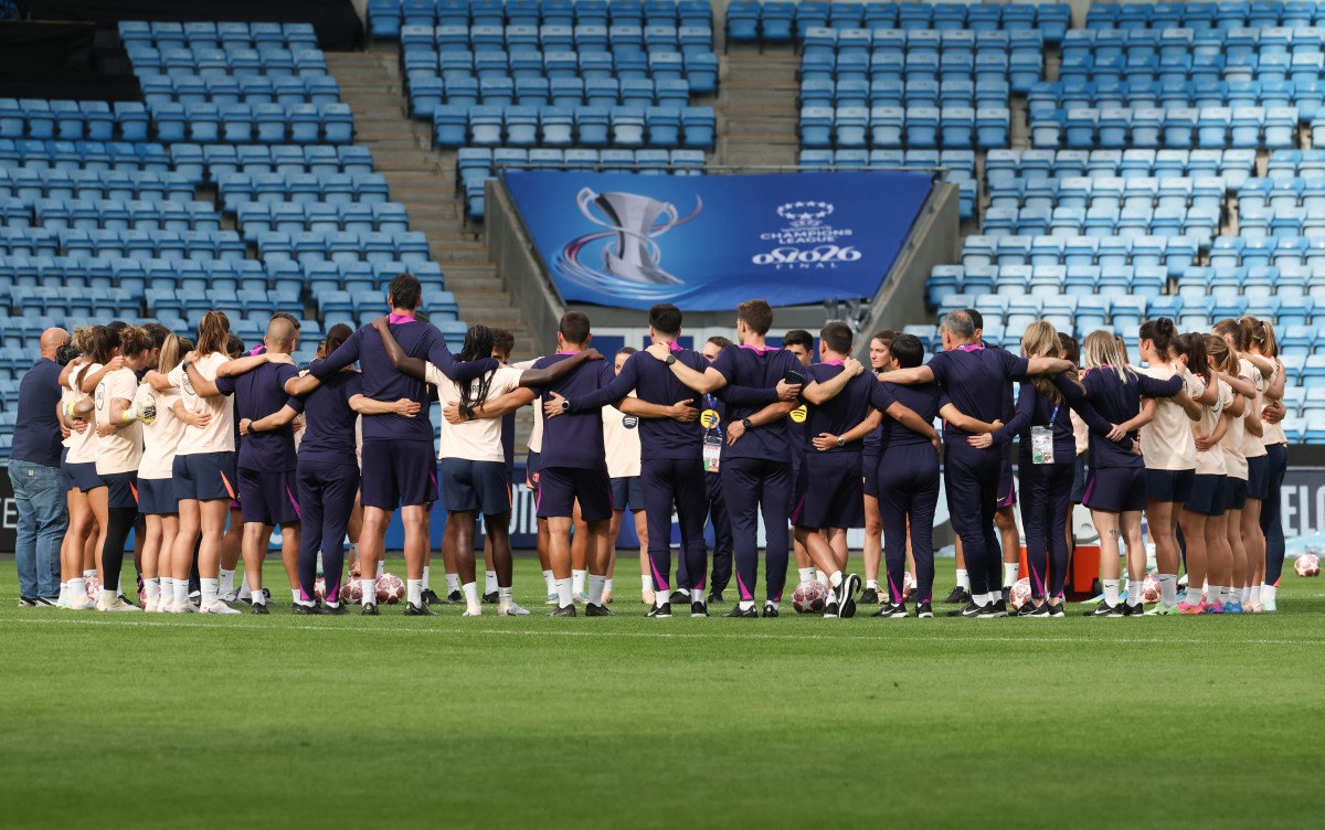 سيدات برشلونة خلال التمارين. (أ ف ب)