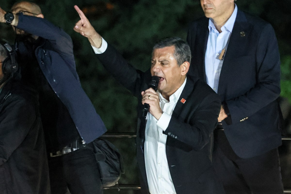 أوزغور أوزيل، (ا ف ب).
