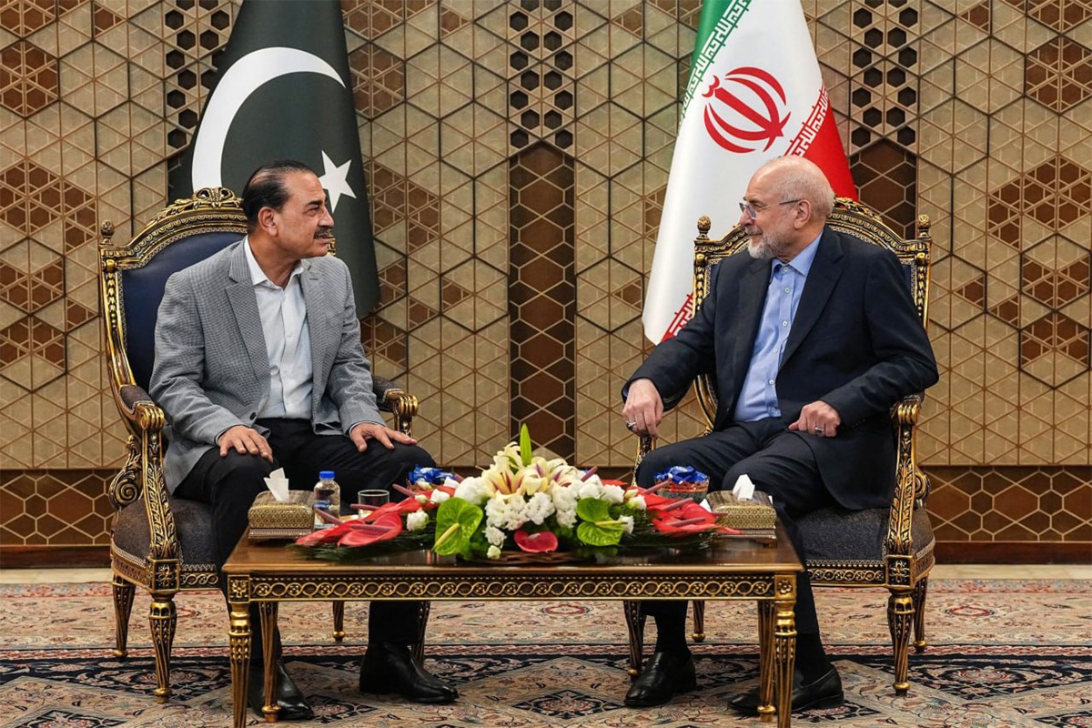 قائد الجيش الباكستاني التقى قاليباف في طهران (أ ف ب).