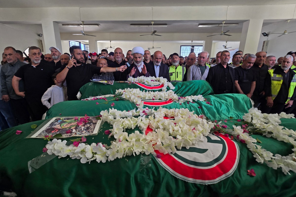 خلال تأبين عناصر من حركة