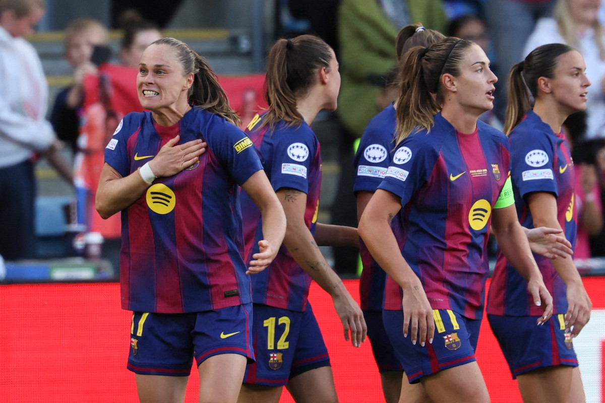 لاعبات برشلونة أمام ليون. (أ ف ب)