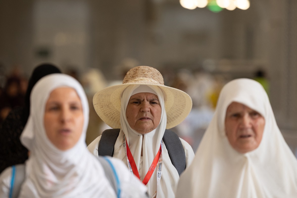 سيدات يرتدينَ لباس الإحرام (أ ف ب).